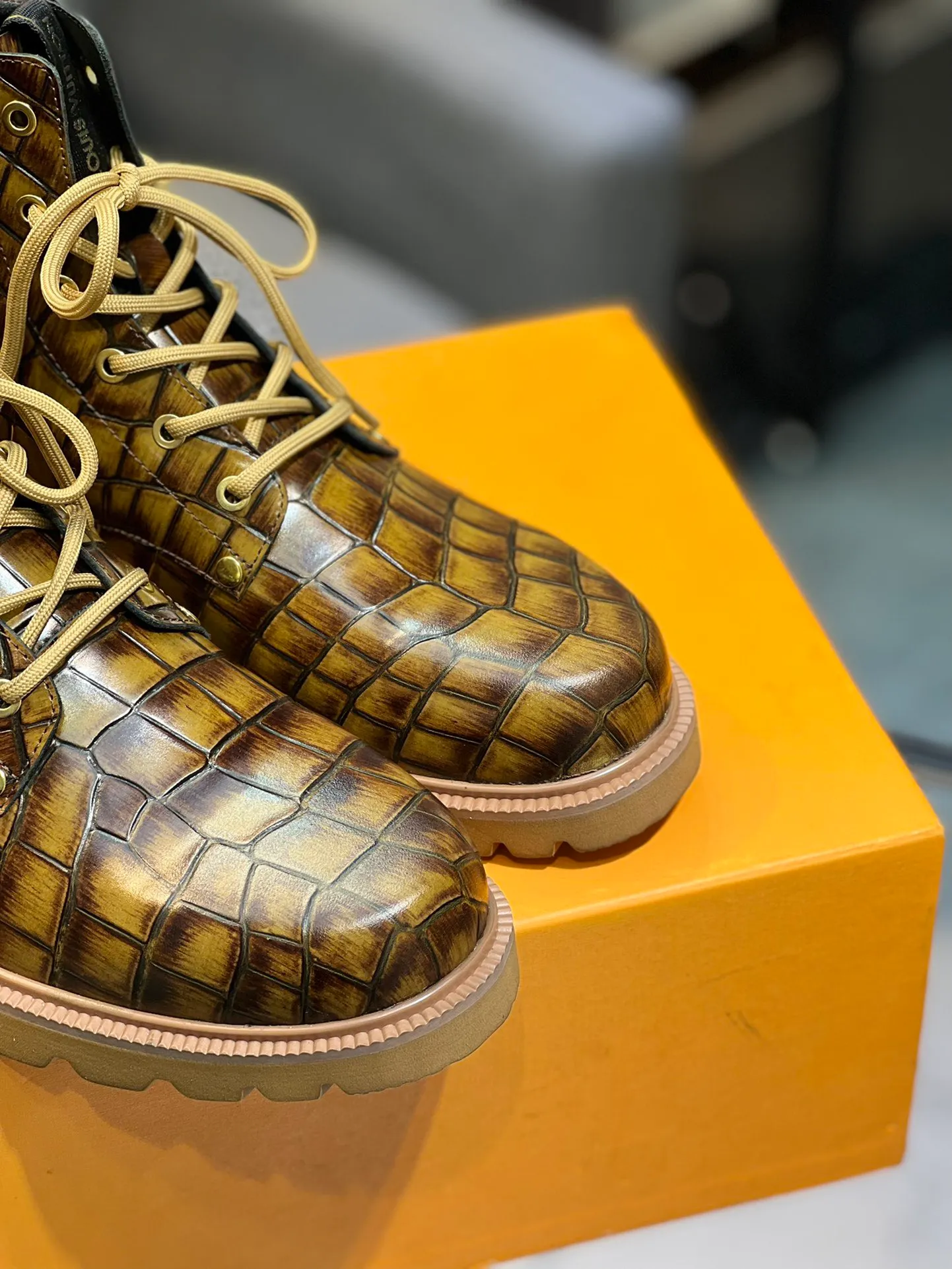 Men's shoes 💰900 L Home - the latest LV men's business casual boots, luxury and nobility are a must, all made of imported original first-layer cowhide, just to create a more comfortable wearing experience, ➕top imported water-dyed full cow lining, original high wear-resistant outsole! 👏👏 Size: Male 39-44; (38 45 46 customized)